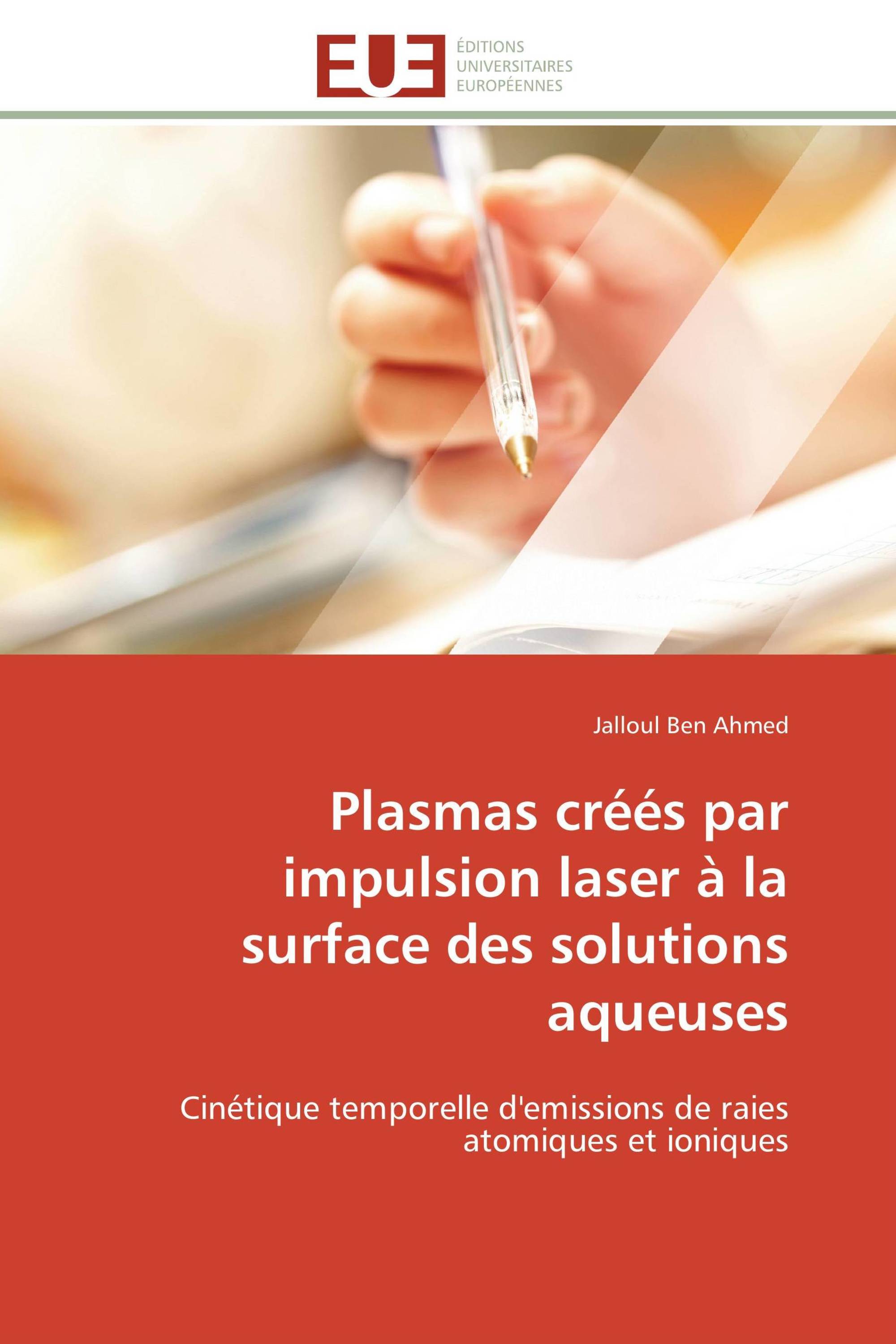 Plasmas créés par impulsion laser à la surface des solutions aqueuses