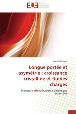 Longue portée et asymétrie : croissance cristalline et fluides chargés