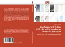 Buchcover von Développement de tags RFID UHF et Microondes sur matériaux plastiques