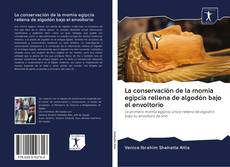 La conservación de la momia egipcia rellena de algodón bajo el envoltorio kitap kapağı
