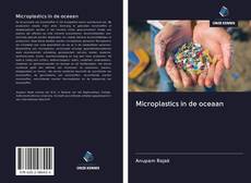Buchcover von Microplastics in de oceaan
