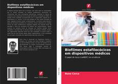 Buchcover von Biofilmes estafilocócicos em dispositivos médicos