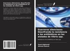 Buchcover von Guerreros silenciosos: Descifrando la resistencia a los antibióticos en los aislados de Vibrio spp.