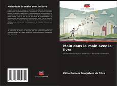 Couverture de Main dans la main avec le livre