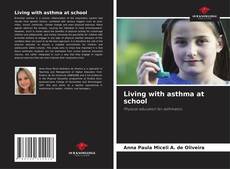 Living with asthma at school kitap kapağı