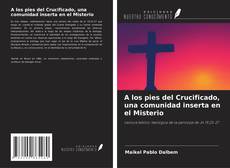 Copertina di A los pies del Crucificado, una comunidad inserta en el Misterio