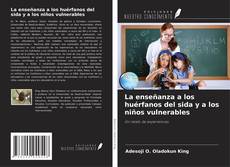 Copertina di La enseñanza a los huérfanos del sida y a los niños vulnerables